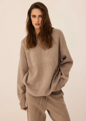 Wygodny sweter damski z tłoczonym logo