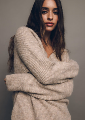 Sweter damski z dekoltem V z domieszką wełny