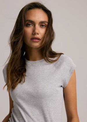DAMSKI DOPASOWANY T-SHIRT Z RAGLANOWYM RĘKAWEM