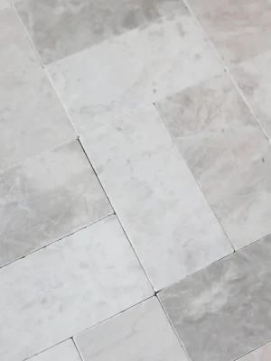 Płytka marmurowa Royal White Bębnowana | 20,3x20,3x1 cm