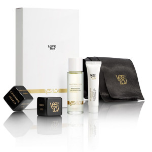 Yes For Lov Love Box zestaw olejek do masażu 30ml + kredka do ciała wiśnia + żel stymulujący dla kobiet 10g + rozkoszne piórko stymulujące