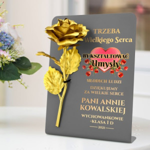 Złota róża na postumencie z dedykacją dla nauczyciela - Wielkie serce