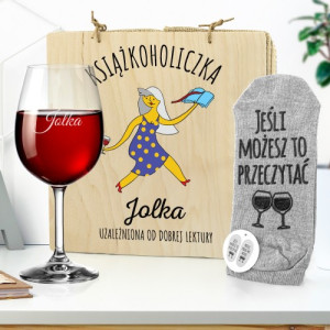 Kieliszek z grawerem i skarpetki dla mola książkowego - Uzależniona