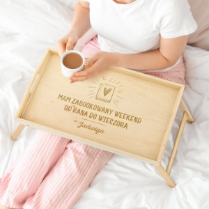 Drewniany stolik śniadaniowy z grawerem dla mola książkowego - Zabookowany