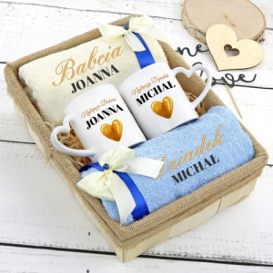 Komplet ręczników i kubków w koszu dla babci i dziadka - Najlepsi