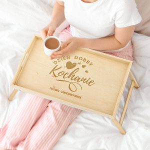 Drewniany stolik śniadaniowy z grawerem dla niej na walentynki - Amor