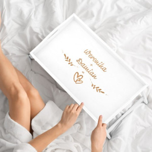 Stolik śniadaniowy z grawerem na walentynki - Dwa serca