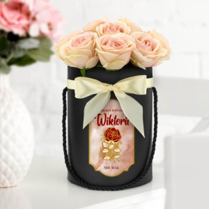 Flower box ze sztucznymi kwiatami dla niej na walentynki - Ukochana