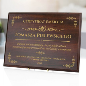 Certyfikat drewniany z grawerem na emeryturę - Sumienny pracownik