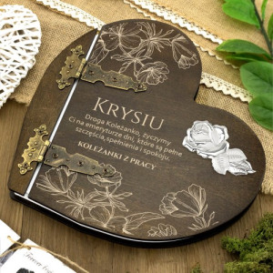 Drewniany album serce z grawerem na emeryturę - Koleżanko