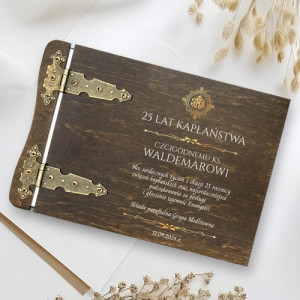 Drewniany album z nadrukiem na 25 rocznicę święceń - Parafianie