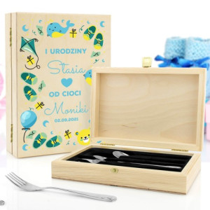Sztućce dla dzieci z grawerem w drewnianym pudełku na roczek - Wieloryb