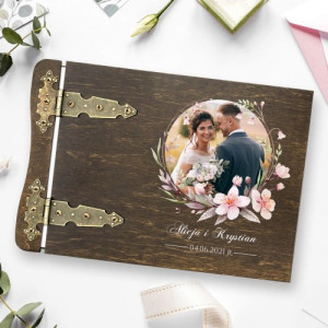 Drewniany album na zdjęcia z nadrukiem na ślub - Radosne chwile