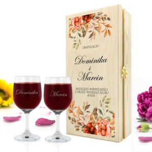 Drewniana skrzynka na wino i kieliszki z grawerem na ślub - Pomyślność