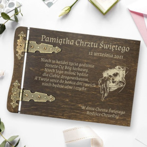 Drewniany album na zdjęcia z grawerem na chrzest - Drogowskaz