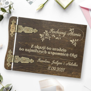 Drewniany album na zdjęcia z grawerem na 60 urodziny - Miłe wspomnienia