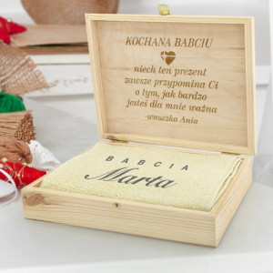 Ręcznik (50 x 100) z haftem w pudełku dla babci - Jesteś najważniejsza