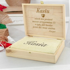 Ręcznik (50 x 100) z haftem w pudełku dla niej - Jesteś dla mnie ważna