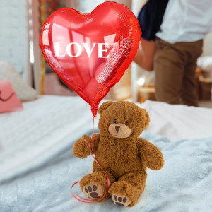 Miś z balonem i listem miłosnym na walentynki - Miłość w powietrzu