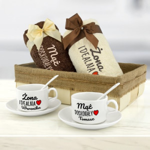 Zestaw upominkowy dla pary: ręczniki + filiżanki z nadrukiem - Dopasowani