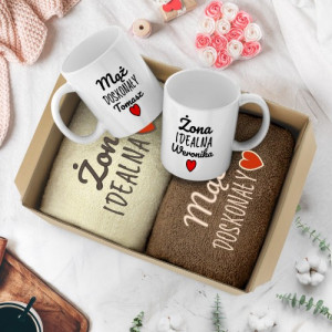 Zestaw upominkowy: ręczniki i kubki z personalizacją dla pary - Dobrani