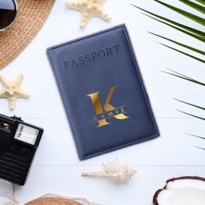 Etui na paszport granatowe z nadrukiem dla niego - Monogram
