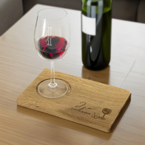 Kieliszek do wina z drewnianą podkładką z grawerem - Cheese & wine
