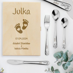 Sztućce dla dzieci z grawerem w drewnianym pudełku - Stópki