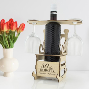 Stojak na wino fotel z grawerem i kieliszkami na 50 urodziny - Z życzeniami