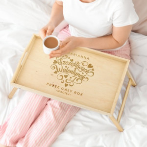 Stolik śniadaniowy z grawerem na walentynki - Walentynkowe śniadanie