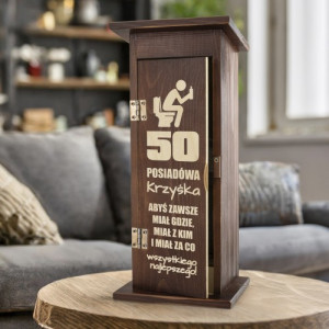 Skrzynka na alkohol drewniany kibelek z grawerem na 50 urodziny - Posiadówa