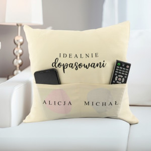 Poduszka dekoracyjna z kieszeniami i nadrukiem - Idealnie dopasowani