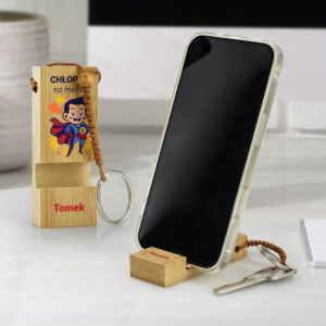 Stojak na telefon bambusowy z nadrukiem dla chłopaka - Chłopak na medal