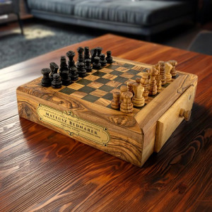 Szachy drewniane z grawerem na emeryturę - Pełnia szczęścia