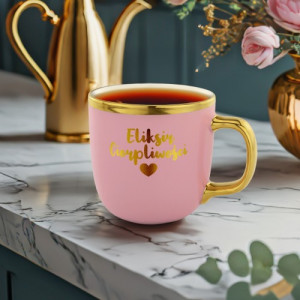 Kubek różowy ze złotym uchem i nadrukiem dla niej - Romantyczka