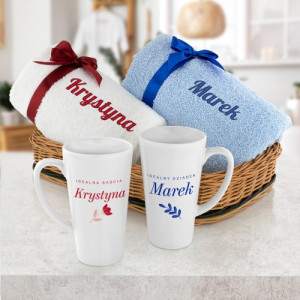Kubki z nadrukiem i komplet ręczników w koszu dla dziadków - Przyjemności