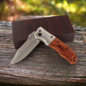 Nóż składany z grawerem w etui dla myśliwego - Wieczny łowca