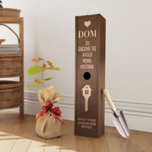 Sadzonka dębu w skrzyni z grawerem na parapetówkę - Historia życia