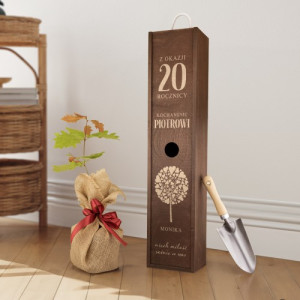 Sadzonka dębu w skrzyni z grawerem na 20 rocznicę ślubu - Filar miłości