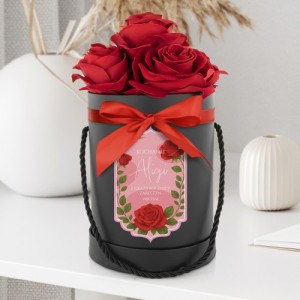 Flower box ze sztucznymi różami na rocznicę zaręczyn - Miłosna magia