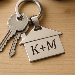 Brelok do kluczy domek z grawerem inicjałów - Nasz dom