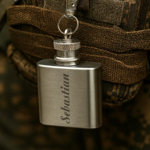 Brelok do kluczy piersiówka z grawerem dla niego - Mała moc