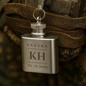 Brelok piersiówka z grawerem dla drużby - Mały sojusznik
