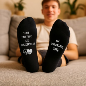 Śmieszne skarpetki męskie czarne z nadrukiem dla męża - Szczęściarz