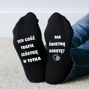 Śmieszne skarpetki męskie czarne z nadrukiem dla niego - Życiowy farciarz