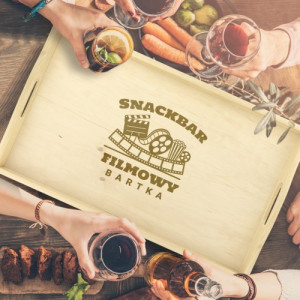 Stolik na przekąski z grawerem dla kinomaniaka - Snackbar filmowy