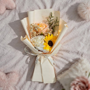Kwiaty mydlane flower box LED ze słonecznikami dla kobiety - Blask uczuć