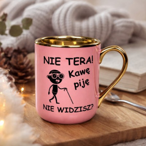 Kubek do kawy różowy ze złotym uchem dla kawosza - Kawowy fokus