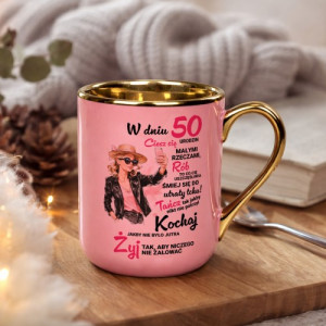 Kubek do kawy różowy ze złotym uchem na 50 urodziny dla niej - Korzystaj z życia