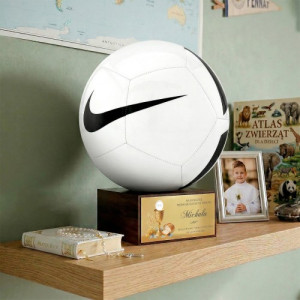 Piłka Nike na drewnianym postumencie z dedykacją na komunię - Cel wiary